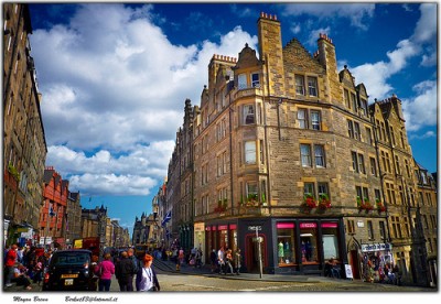 Street scene in Edinburgh, photo by Moyan Brenn