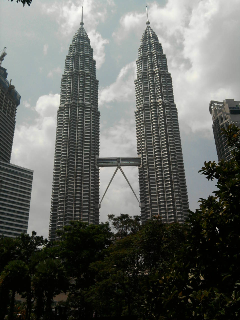 Petronas Towers in Kuala Lumpur, Malaysia – Not the Tallest Building in the World Petronis Towers in Kuala Lumpur, Malaysia