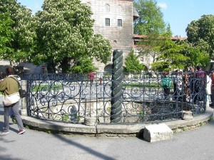 Hippodrome_of_Constantinople_Serpentine_Column_2 tours of old Istanbul, Constantinople, Istanbul, Serpentine Column