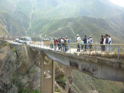 jumping off bridges in Peru