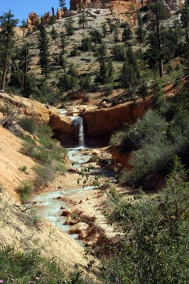 Family hiking in Utah - Bryce